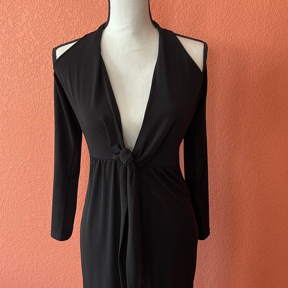 Beautiful black dress open in the shoulder
